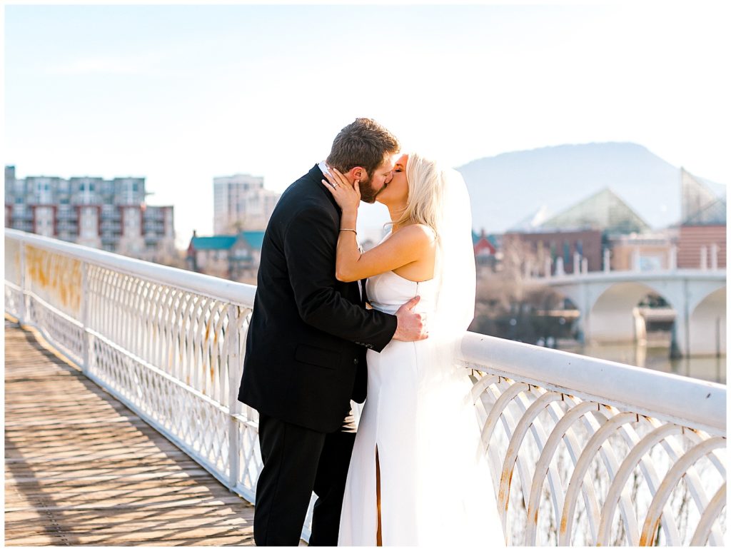 Photographer captures bride and groom on Walnut Street Bridge 