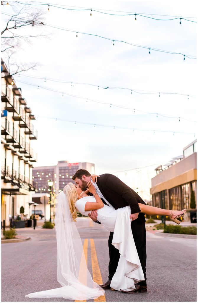 Chattanooga elopement photographer captures bride and groom